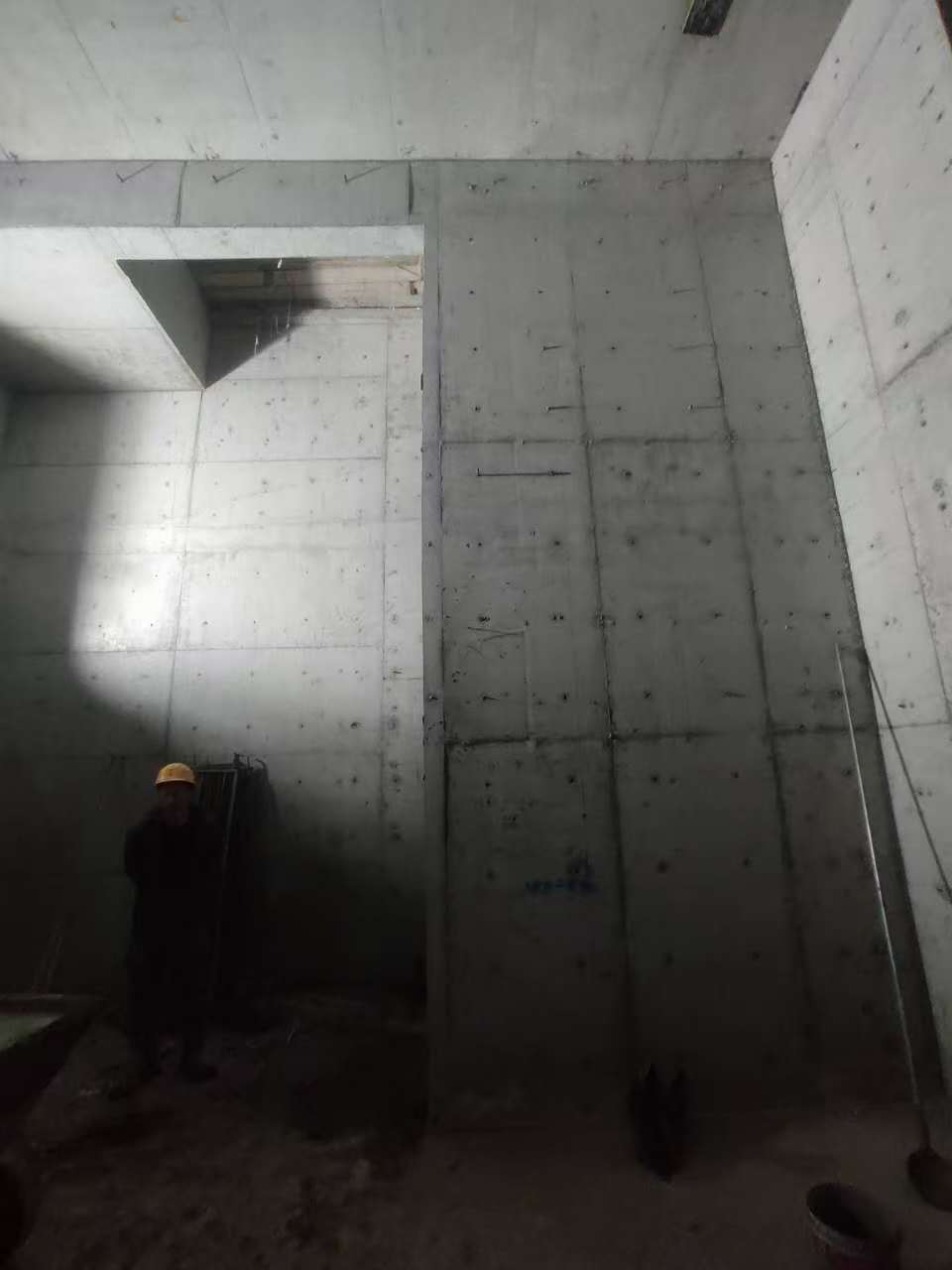 行唐墙上开槽钢筋断了有影响吗